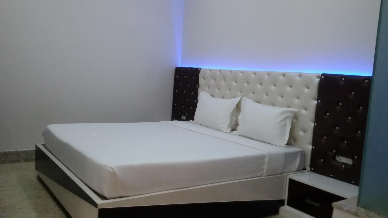 Hotel Royal International Нью-Дели Экстерьер фото