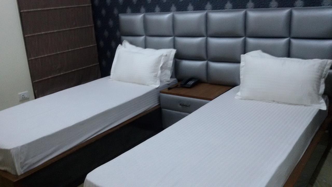 Hotel Royal International Нью-Дели Экстерьер фото