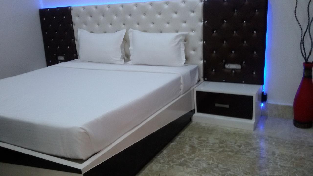 Hotel Royal International Нью-Дели Экстерьер фото