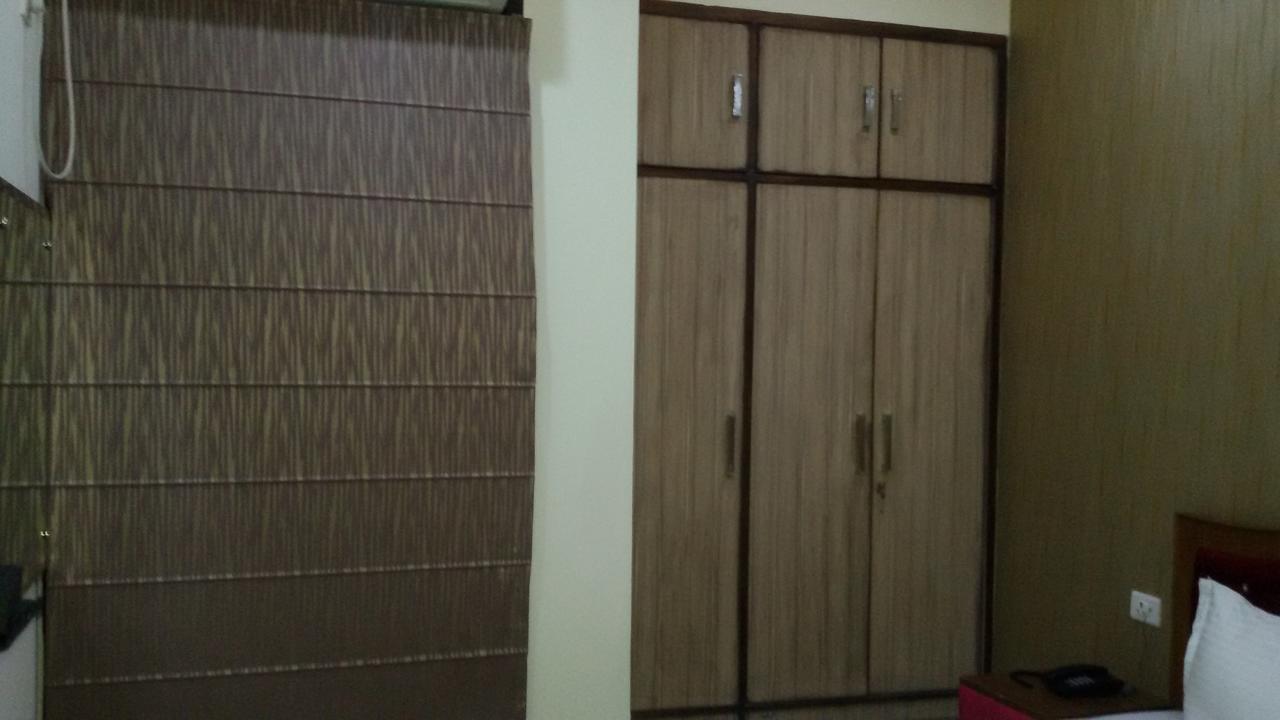 Hotel Royal International Нью-Дели Экстерьер фото