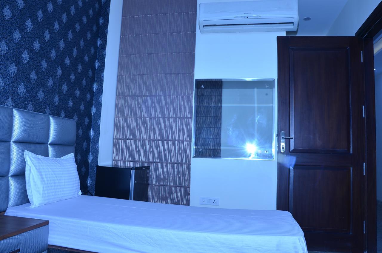 Hotel Royal International Нью-Дели Экстерьер фото