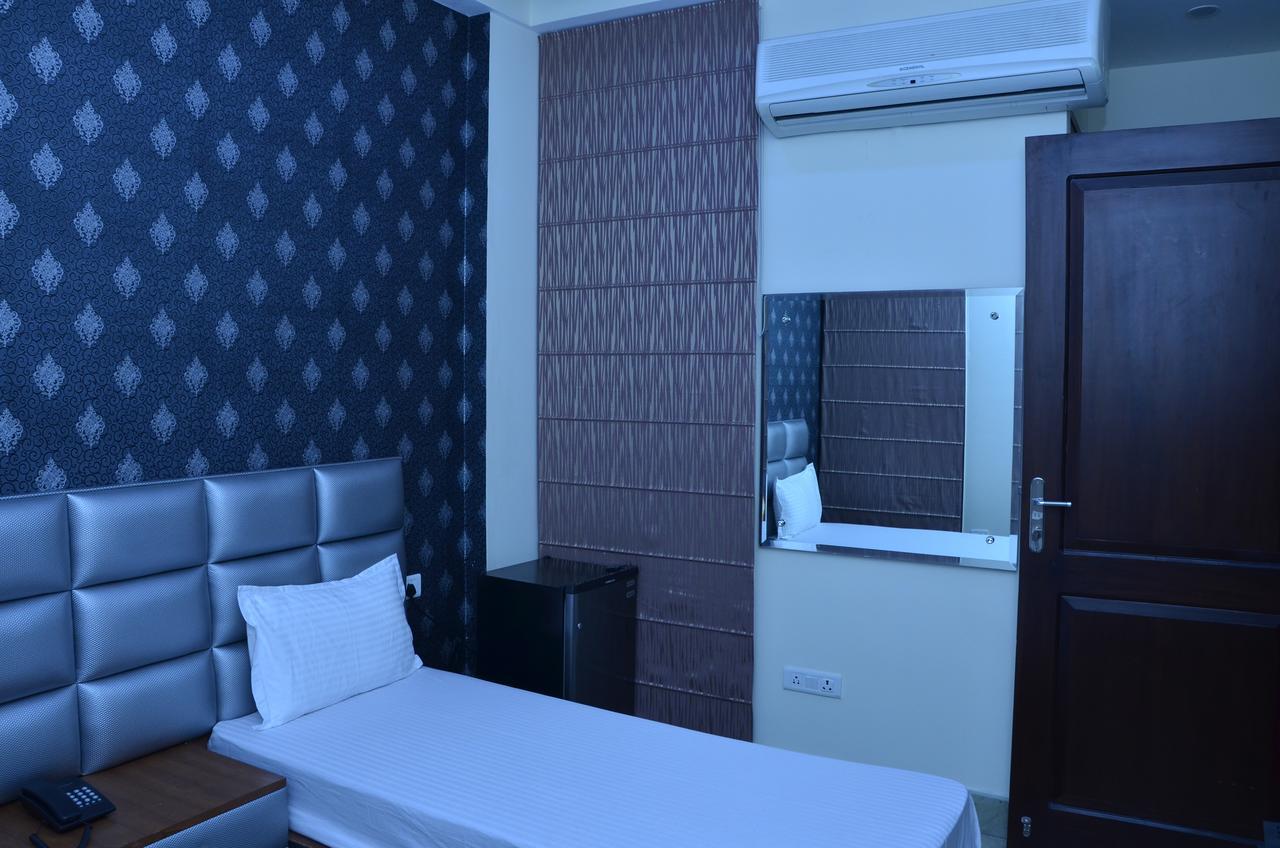 Hotel Royal International Нью-Дели Экстерьер фото
